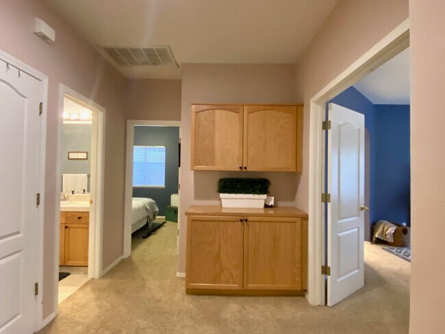 Building Photo - $2,450 Beautiful 3 Bedroom Home In  The Qu...