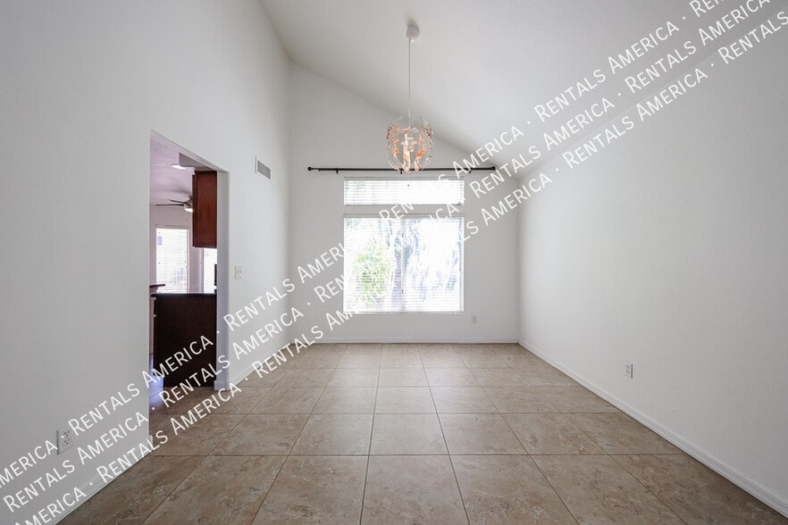 Building Photo - 820 N Granada Dr