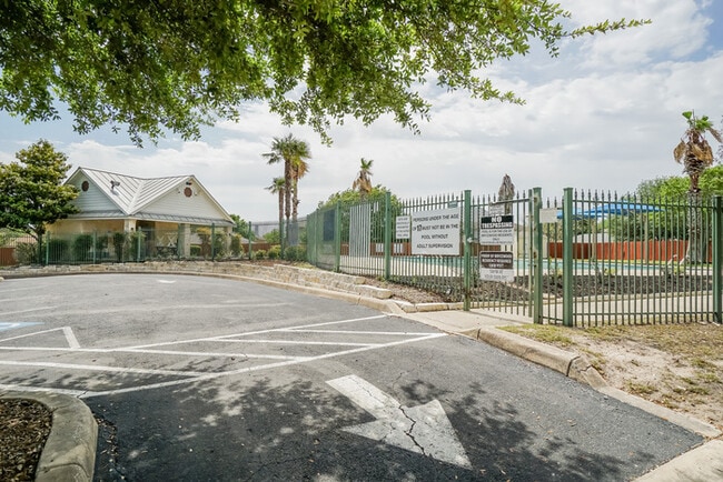 Building Photo - 930 Amber Knoll