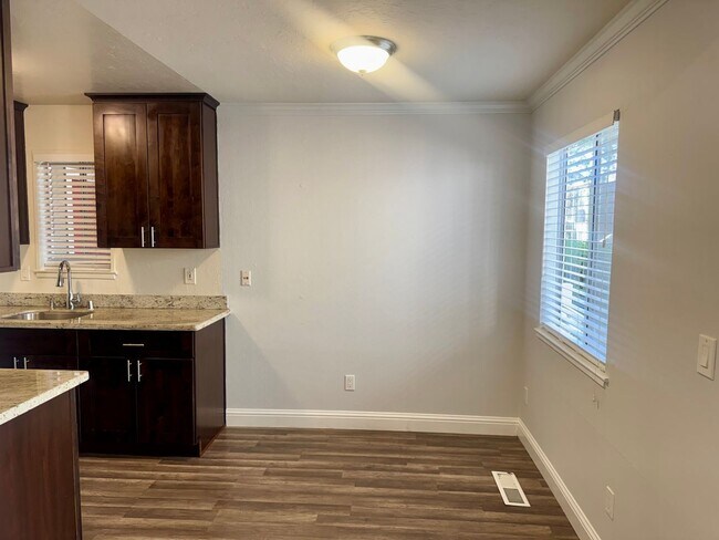 Building Photo - Gorgeous Lower End Unit with Inside Laundry Available Now!