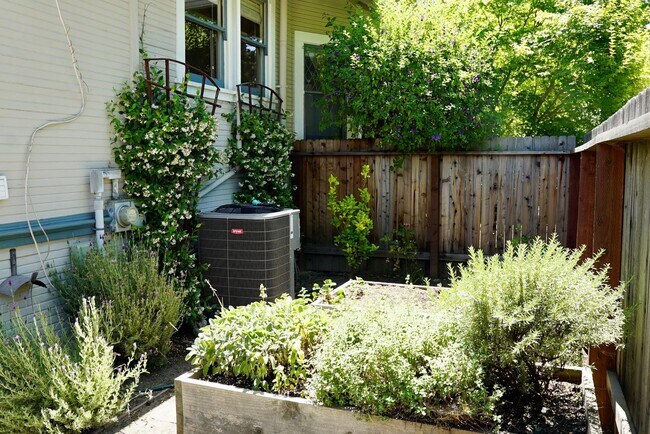 Building Photo - Charming Craftsman Style Home for Rent in ...