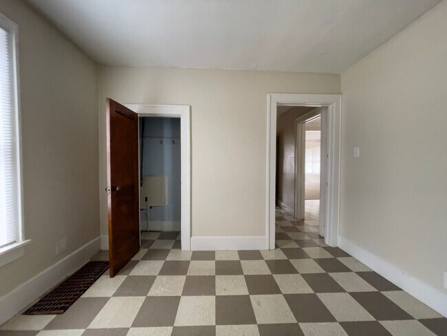 Building Photo - PRELEASING for AUGUST! Close to Campus