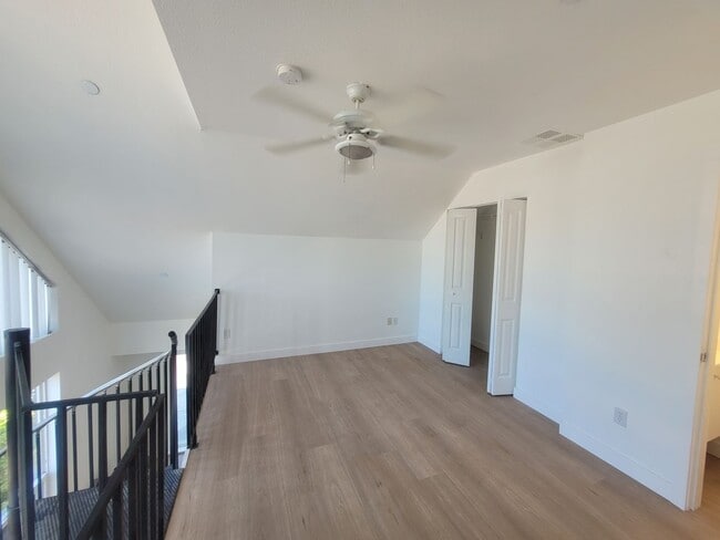 Building Photo - NEWLY Renovated Spacious 1 bedroom unit wi...