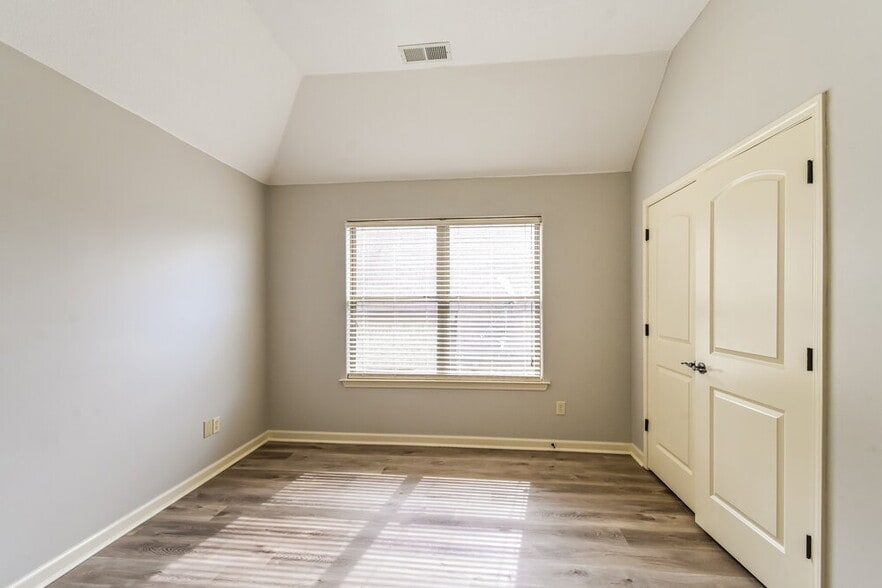 Building Photo - 305 Garden Springs Dr