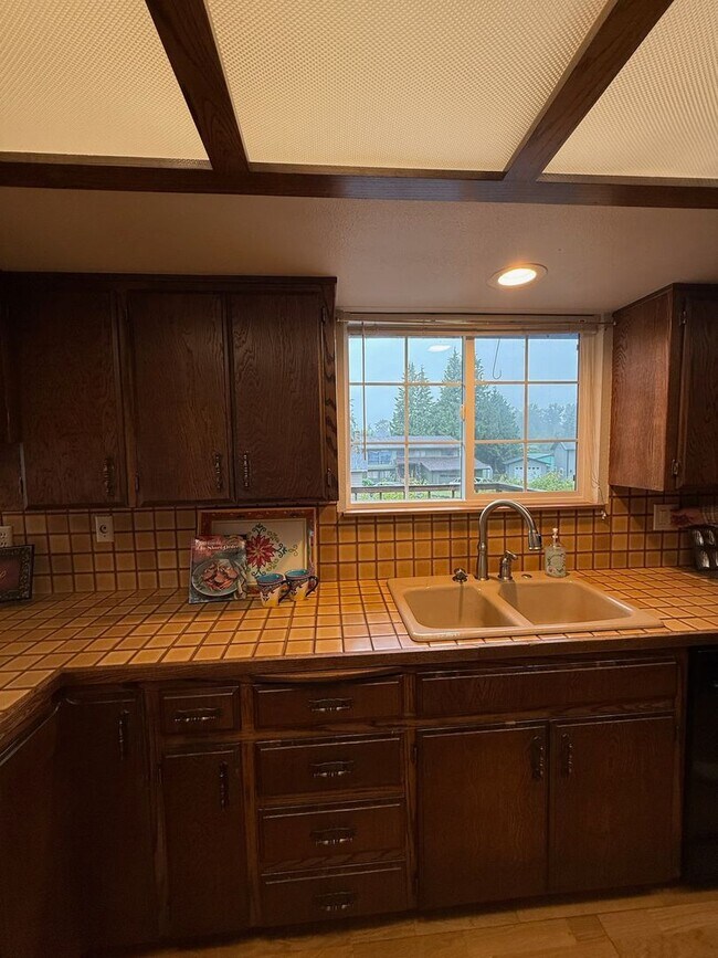 Building Photo - Gorgeous 4 bedroom home on corner lot in B...