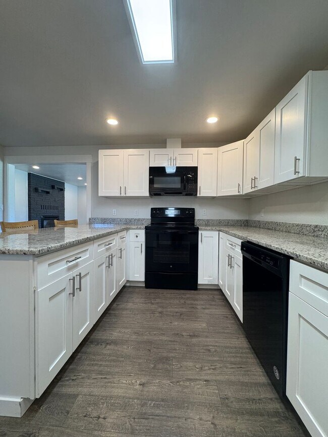 Building Photo - Spacious 4 Bed, 3 Bath House for Rent
