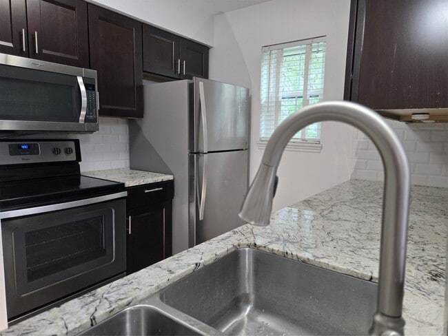 Building Photo - 839 Wax Myrtle Ln