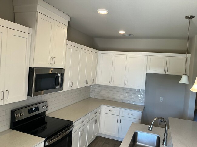 Building Photo - 4/2/2 GODLEY ISD - Two Story Home - Fireplace