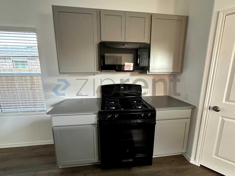 Building Photo - 303 Milliner Lp