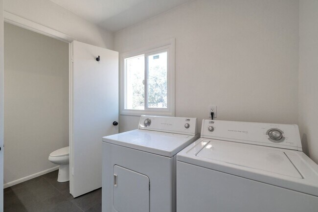 Building Photo - Large Trilevel home backing 60 with pool and close to ASU