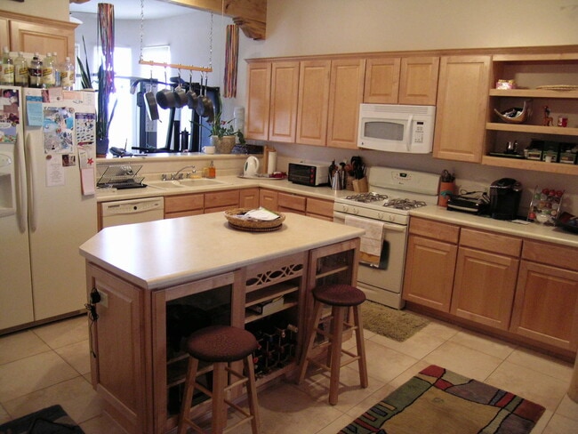 Building Photo - 2194 Manuel Medrano Rd