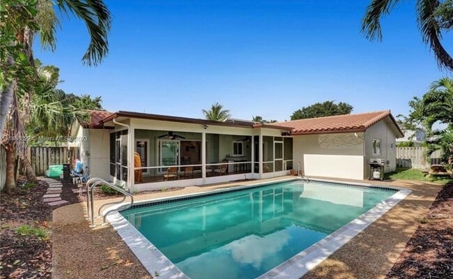 Building Photo - 2509 NE 35th Dr