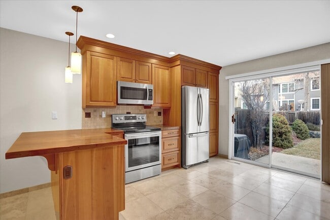 Building Photo - Indian Creek 2 Bedroom, 2 Bathroom Townhom...