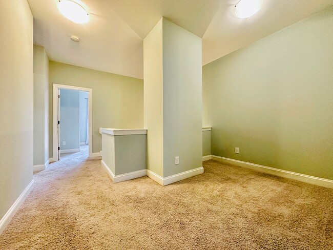 Building Photo - Charming 3 Bed, 2.5 Bath Townhome in the H...