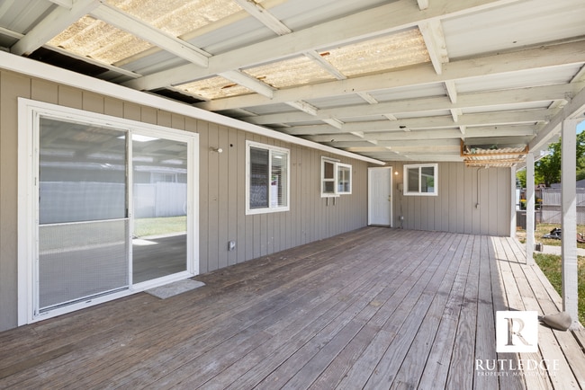 Building Photo - 4 Bedrooms - 2 1/2 Baths - South Medford Living