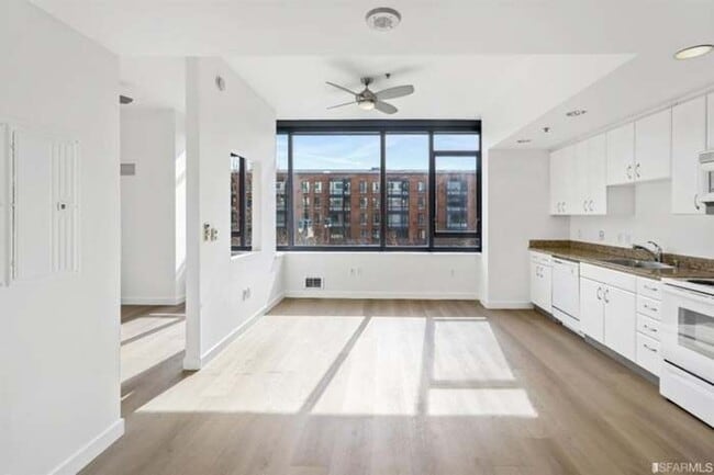 Building Photo - Stylish 1BR Condo in Prime Mission Bay Loc...