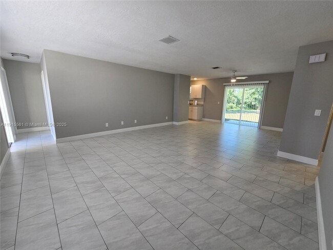 Building Photo - 3201 SE Hibiscus St