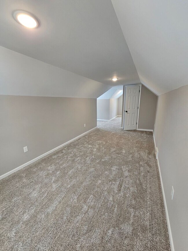 Building Photo - Beautiful Parma Heights 3 Bedroom