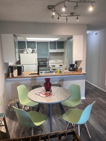 Dining - 457 S Memphis Way