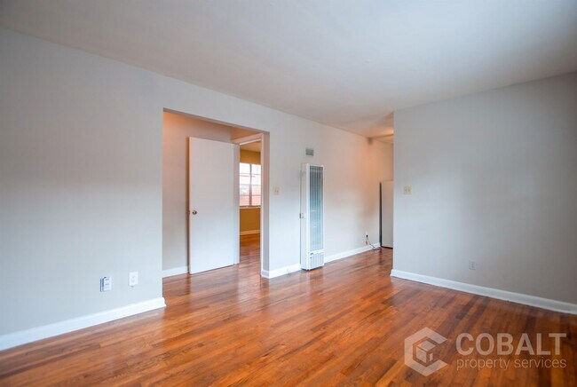 Primary Photo - 896 Greenwood Ave NE