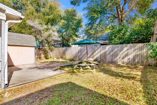 Building Photo - Innerarity Point Living at an Affordable Cost!