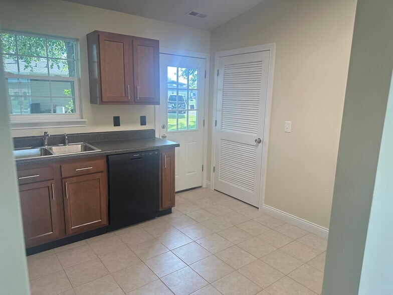 Kitchen - 461 Virginia Ct