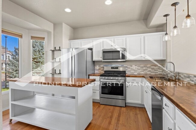 Building Photo - Beautiful 4-bedroom, 3.5-bath home with oversized 2 car garage, AC and enclosed back yard