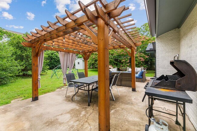 Building Photo - 201 Fairlane Dr