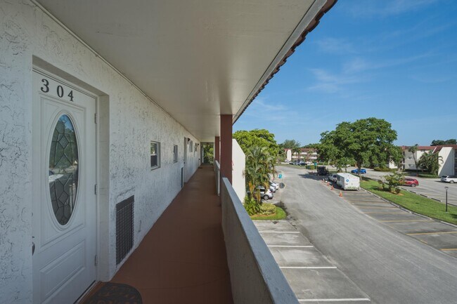 Building Photo - 9420 S Hollybrook Lake Dr