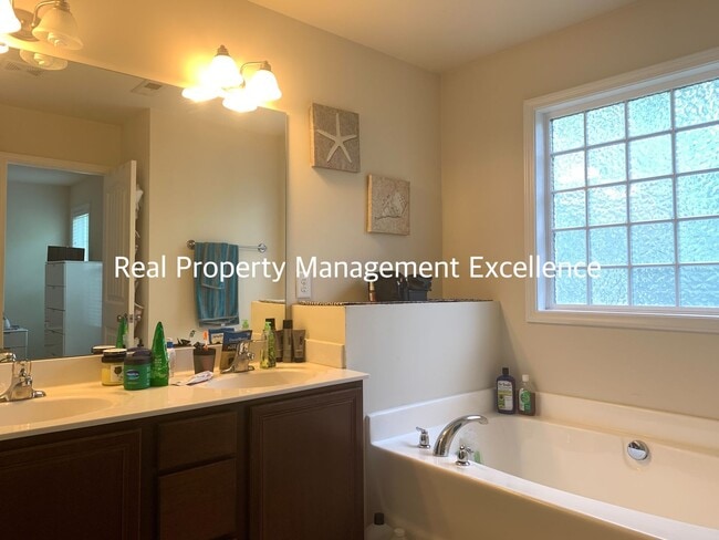 Building Photo - Beautiful 3 Bedroom Townhome in Raleigh ne...
