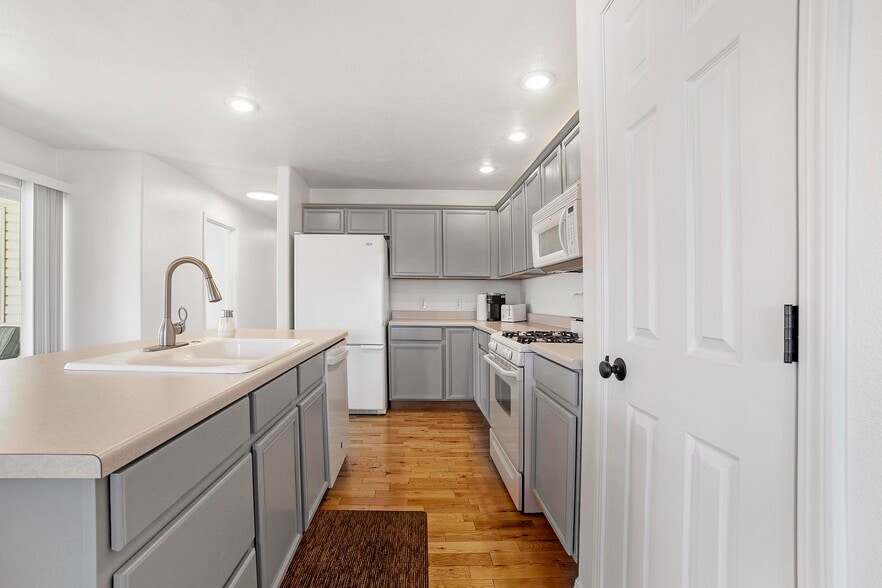 Building Photo - 209 Long Island Ave