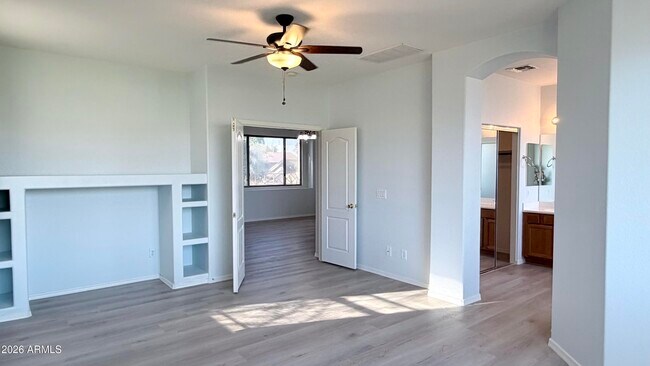 Building Photo - 1289 E Iris Dr
