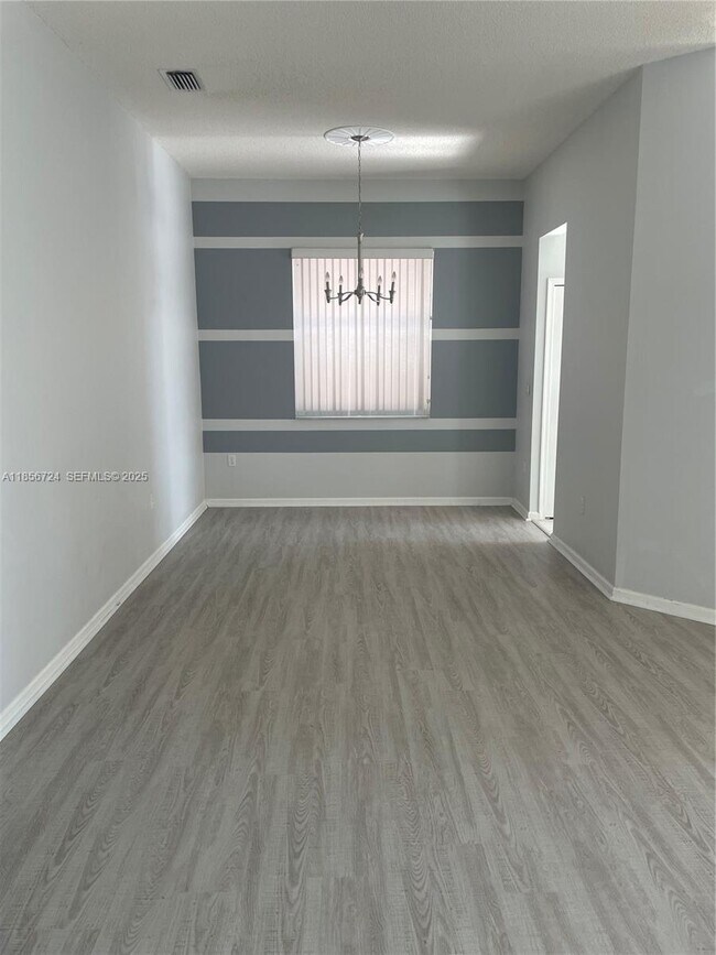 Building Photo - 575 SE 29th Dr