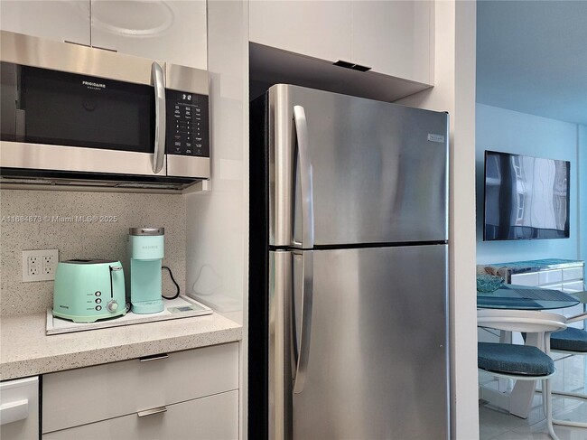Building Photo - 3505 S Ocean Dr