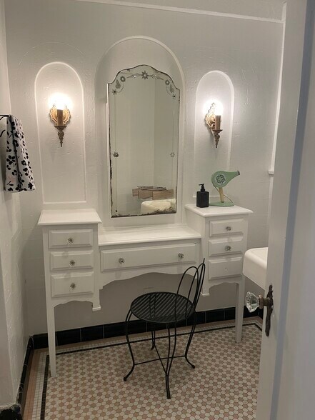 Vintage vanity - 616 Magnolia Ave