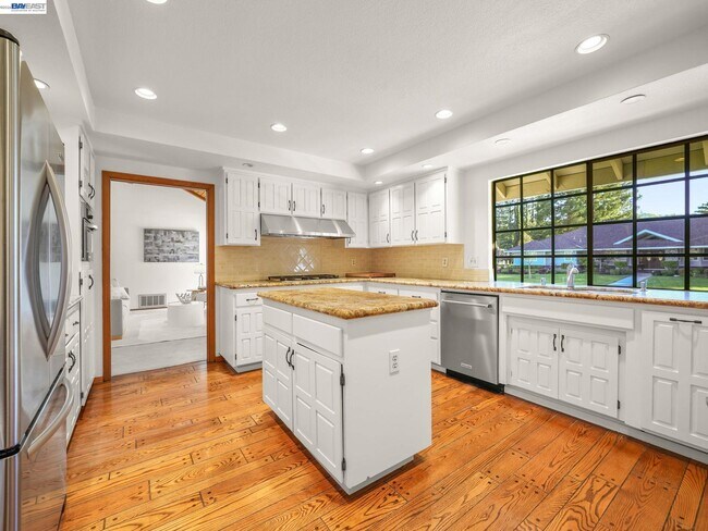 Building Photo - 261 St Paul Dr