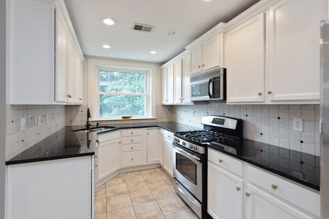 Building Photo - 1601 Spring Dr