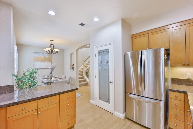 Building Photo - 492 Tyndall St