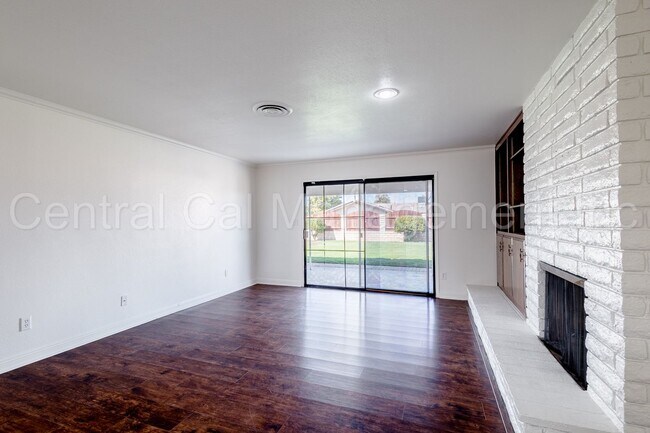 Building Photo - 3 Bedroom/2 Bath Home - $2250 per month!
