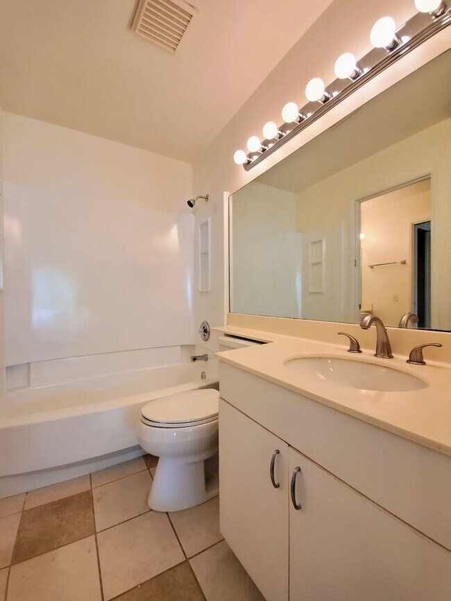 Building Photo - Now available, Fresh & Bright 2bd, 1.5ba 2nd Floor Corner-Unit located in the beautiful Palm Villas