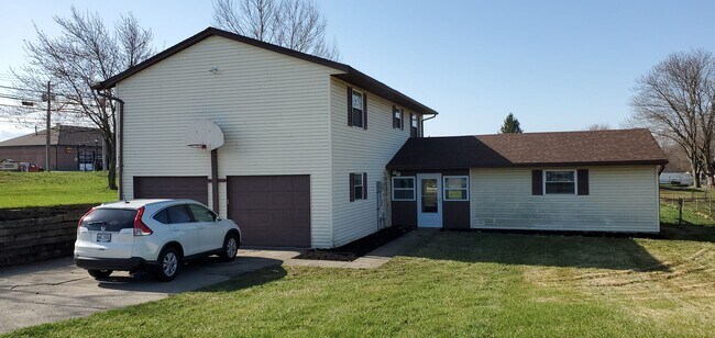 Building Photo - ? Pet Friendly Home ? Fenced in Yard ? Renovated ?