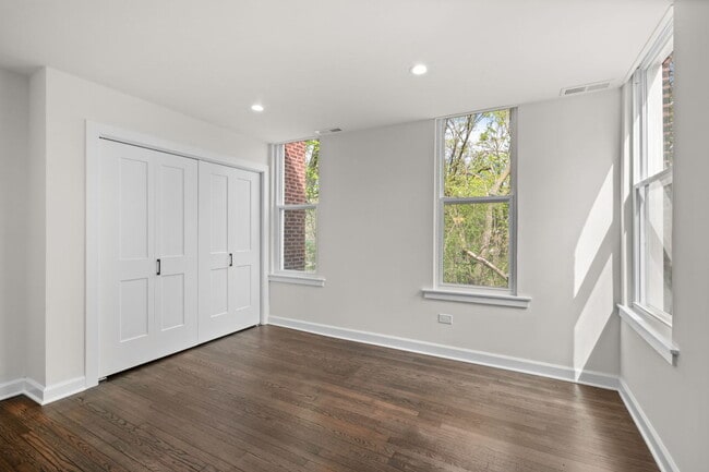 Building Photo - 1025 E 48th St