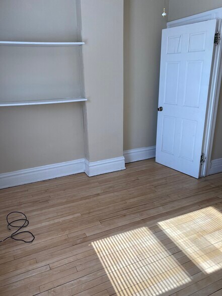 Building Photo - 826 E 2nd St