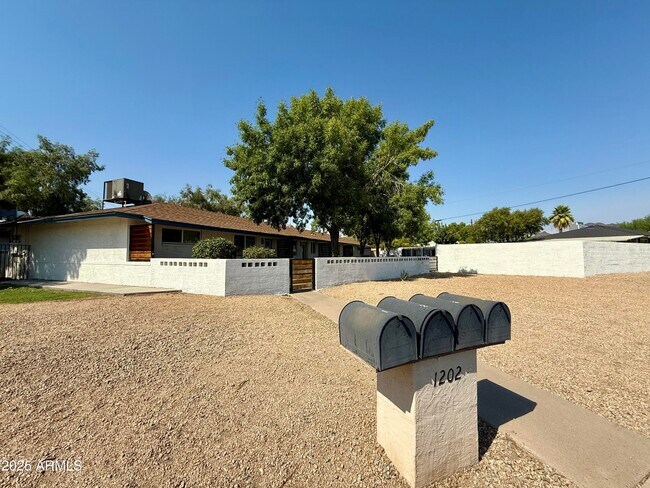 Building Photo - 1202 E Kaler Dr