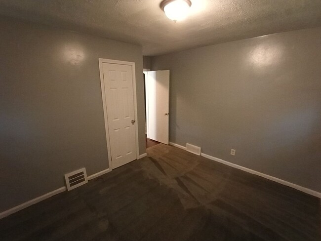 Building Photo - 3 bedroom 1 bathroom on the Eastside NOW A...