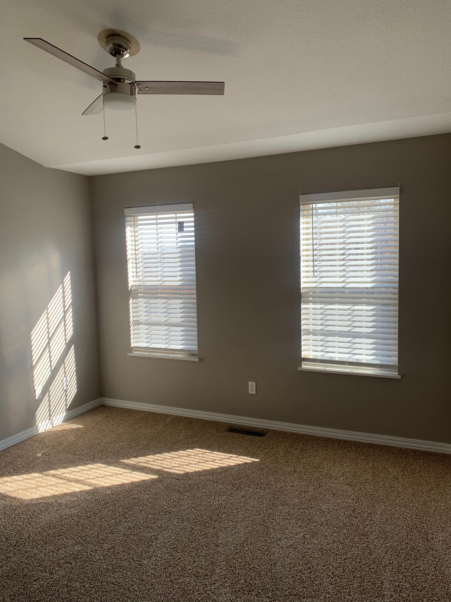 Master bedroom - 2874 W Lakewood Dr