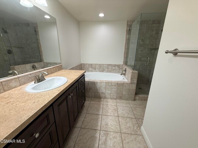 Building Photo - 5615 Roundtree Pl