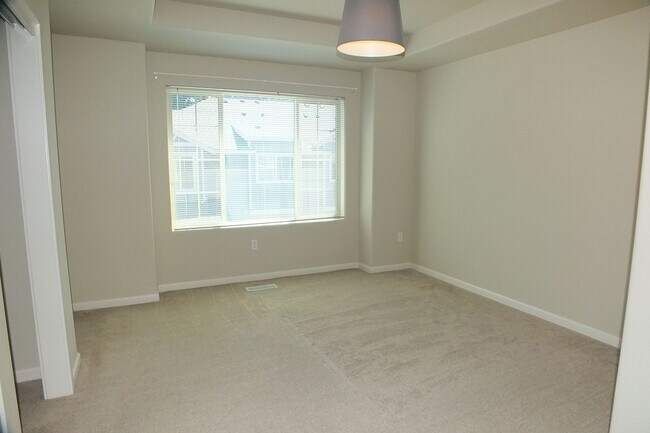 Building Photo - 3 Bedroom Townhome Condo