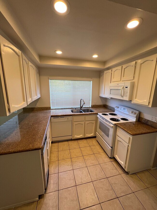 Building Photo - Lovely 2 Story 4 Bedroom 2 1/2 Bath in San Carlos!!