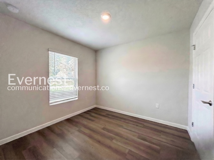 Building Photo - 25 Raeland Ln